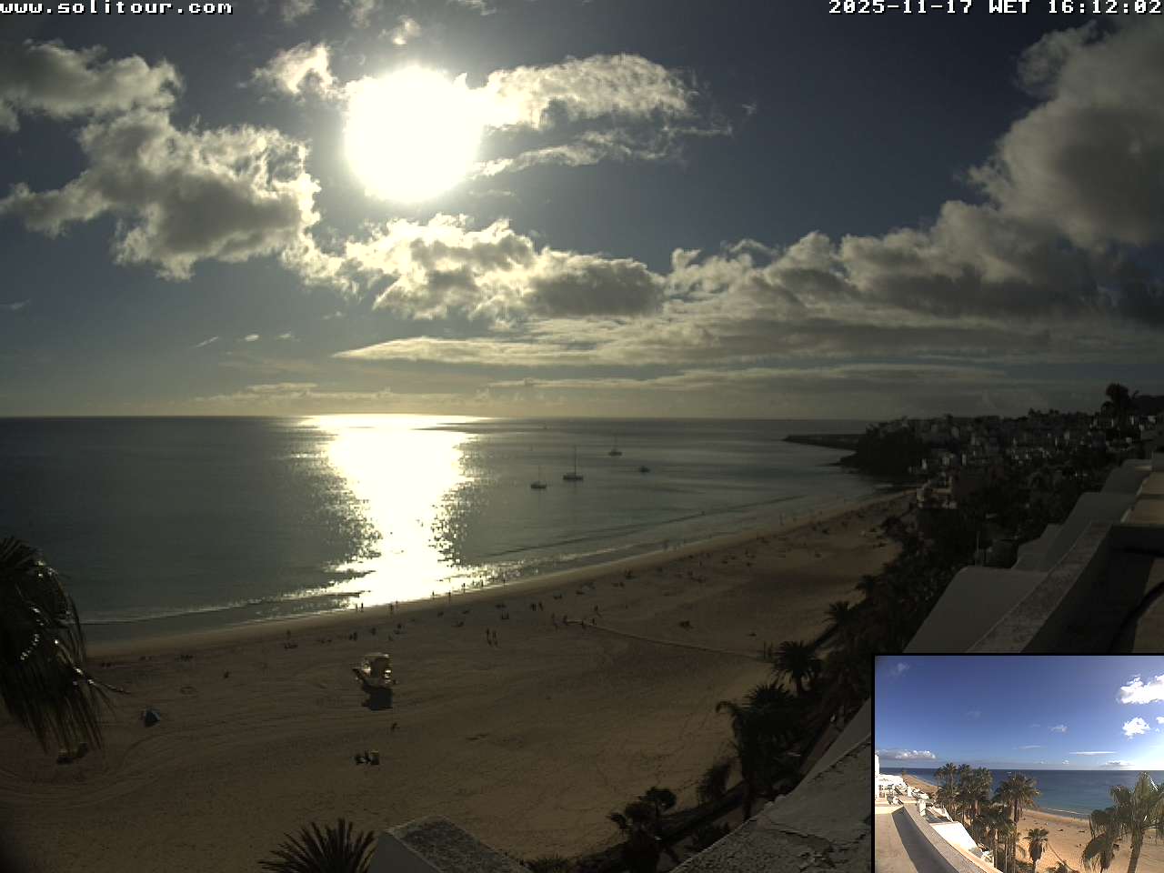 Coronado Webcam I Fuerteventura - Wetter Fuerteventura - Das Wetter auf Fuerteventura ist im Laufe des Jahres sehr konstant.
Die Sommer sind trocken, sonnig und windig. Es herrscht der Nord – Ost Passat vor, ein Wind, der angenehm kühl ist und uns vor den extremen
Wetterbedingungen der Sahara bewahrt. Ein Geschenk für Kite- und Windsurfer, Surfer und Sonnenanbeter. Die Winter bringen manchmal auch
graue Tage hervor und in seltenen Fällen kann es sogar zu stürmischen Platzregen kommen. Wenn Sie uns im Winter besuchen,
empfehlen wir Ihnen, nebst Badehose auch einen Pullover und eine winddichte Jacke nicht zu vergessen. Auf den windgeschützten
Terrassen des Coronado werden allerdings selbst im Januar Temperaturen von über 25° C erreicht. Wie auf allen Kanaren gibt es auch
auf Fuerteventura ein Nord – Süd – Gefälle, was das Wetter betrifft. Der nördliche Teil ist durch den Nord –
Ost – Passat bedingt häufiger bewölkt als der Süden. Die mit Abstand meisten Sonnenscheinstunden auf den Kanaren
gibt es im Süden von Fuerteventura, genauer gesagt im südlichsten Teil der Halbinsel Jandia. Dort ist das Coronado Beach
Resort gelegen, der Standort unserer Webcams, welche Ihnen einen wundervollen Blick auf den schönsten Strand der Insel ermöglichen.